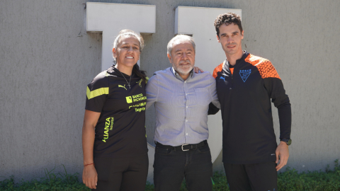 Rosana Gómez junto a Isaac Álvarez y Josep Alcácer, en el Centro de Alto Rendimiento de Pomasqui, de Liga Deportiva Universitaria, el 26 de enero de 2024. 