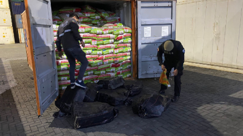 Policías durante el decomiso de cocaína en el puerto de Guayaquil el 26 de enero del 2024.