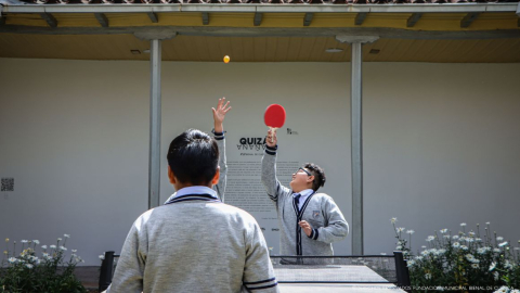 Instalación artística de Teresa Margolles, donde los visitantes juegan ping pong, en la Bienal de Cuenca.