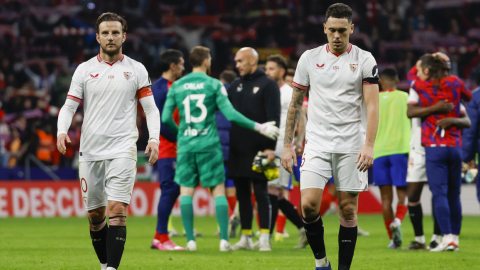 Los jugadores del Sevilla Iván Rakitic (i) y Lucas Ocampos (d) tras el partido de cuartos de final de la Copa del Rey frente al Atlético de Madrid, el 25 de enero de 2024.