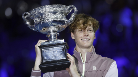 Jannik Sinner celebra con el trofeo del Abierto de Australia, este 28 de enero de 2024.