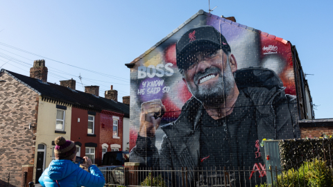 Un aficionado saca una foto del mural de Klopp, en Liverpool, el 26 de enero de 2024.