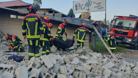 Bomberos atienden un accidente de tránsito en la vía Amaguaña, en Pichincha, el lunes 29 de enero de 2024.