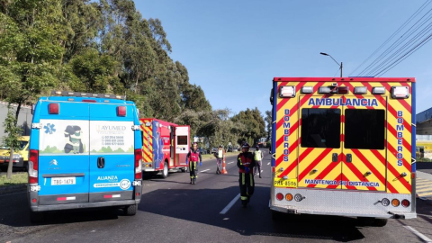 Unidades del Cuerpo de Bomberos de Quito atienden un accidente de tránsito en la avenida Simón Bolívar, el 30 de enero de 2024.