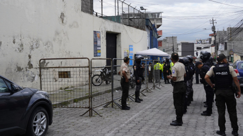 Policías resguardan la cárcel de El Inca, en Quito, el 8 de enero de 2024.