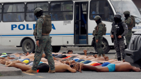 Policías y militares someten a un grupo de sospechosos de intentar un atentado contra un hospital en Yaguachi, en Guayas, el 21 de enero de 2024.