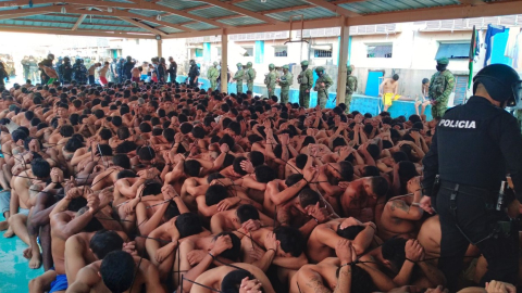 Imagen referencial de una intervención policial y militar en la Penitenciaría del Litoral, al norte de Guayaquil. 