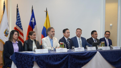 Momentos en que autoridades de Ecuador y de EE.UU. firman un convenio para mejorar el tratamiento de adictos a las drogas, el 30 de enero de 2024.