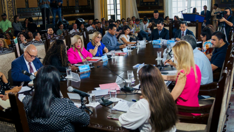 Vista panorámica de un salón del Palacio Municipal, durante una sesión de concejo cantonal de Guayaquil, el 24 de enero de 2024.