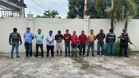 Imagen referencial de varios detenidos en el eje vial de Daule, Guayas, el 29 de enero de 2024.