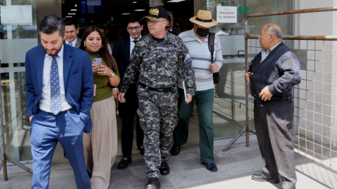 El coronel Renato González (centro), director del Isspol, a su salida de la audiencia preparatoria de juicio, este 31 de enero de 2024.