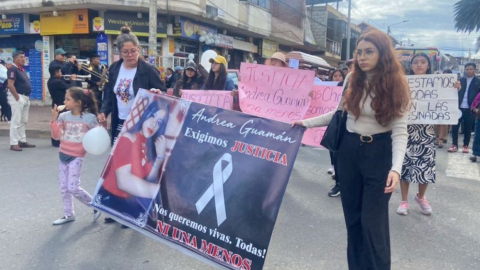 Mujeres participan en un plantón en memoria de Andrea Guamán, en agosto de 2023.