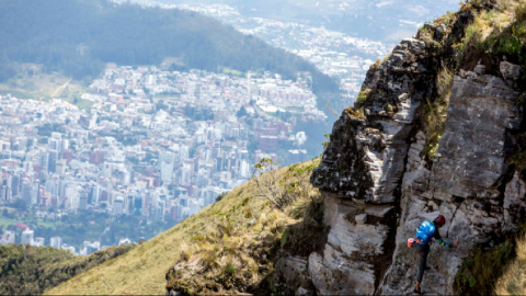 Un escalador de montaña en Quito en enero 2024.