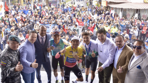 Los ciclistas masculinos élite reciben sus medallas en el podio del Nacional de Ciclismo, en Riobamba, el 1 de febrero de 2023.