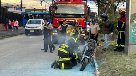 El incidente fue atendido por los bomberos de Quito y se les unieron policías.