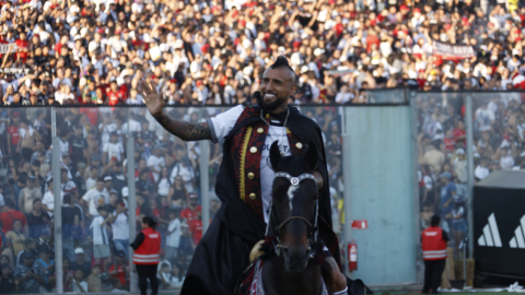 Arturo Vidal monta en caballo durante su presentación como nuevo jugador de Colo Colo este 1 de febrero de 2024.