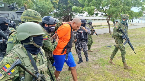 El cabecilla de Los Lobos, alias 'Bereche' cuando fue trasladado desde la cárcel de Machala, hacia la Penitenciaría del Litoral, el 2 de febrero de 2024.