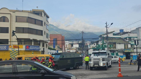 Un vehículo blindado y una buseta escolar chocaron el viernes 2 de febrero de 2024 en el norte de Quito.