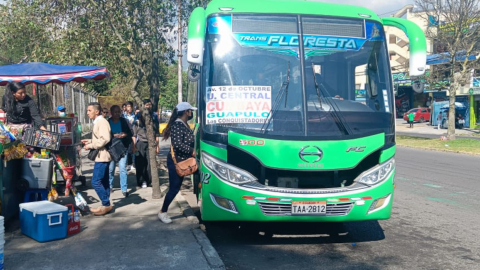 Usuarios de la cooperativa Trans Floresta se suben a una unidad, el 1 de febrero de 2024.