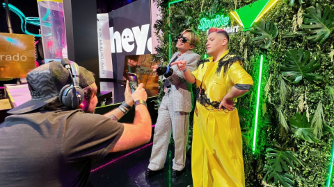 Ricardo Peralta (izq) y Cesar Doroteo entrando a la ceremonia de los TikTok Awards, celebrada en Ciudad de México.