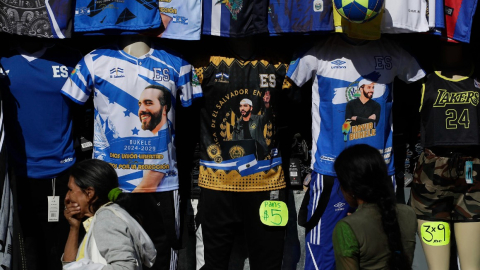 Camisetas con la imagen del del presidente de El Salvador, Nayib Bukele.