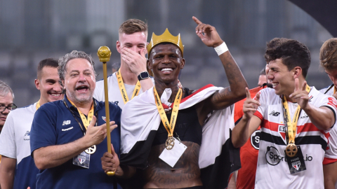 Robert Arboleda festeja el título de la Supercopa de Brasil, el 4 de febrero de 2024.