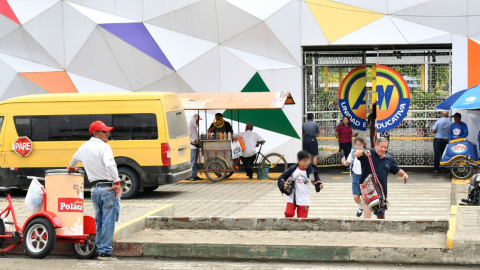 Estudiantes en los exteriores de una institución educativa de Portoviejo, Manabí, el 24 de enero de 2024.