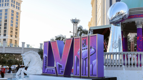 Logotipo del Super Bowl LVIII y una réplica del trofeo Vince Lombardi en el Strip de Las Vegas frente al Caesars Palace, el 3 de febrero de 2024 en Las Vegas.