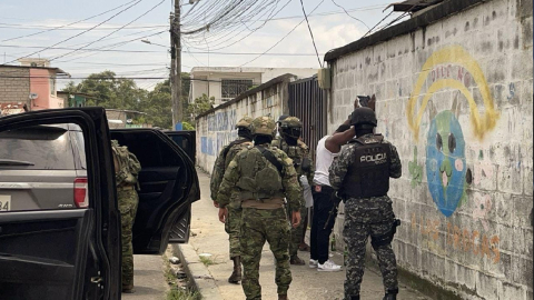 Militares en un operativo en Esmeraldas el 5 de febrero de 2024.