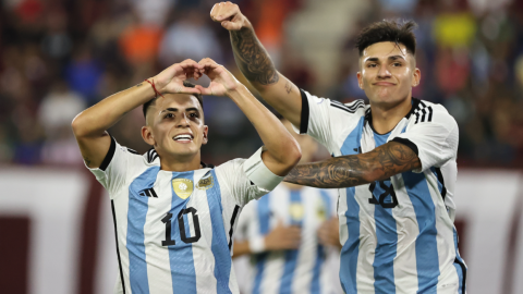 Los jugadores de Argentina celebran un gol ante Venezuela, en el Preolímpico, el 5 de febrero de 2023.