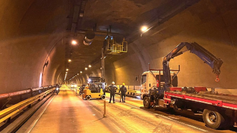 Obreros realizan mantenimiento del túnel Guayasamín, en una foto de archivo.