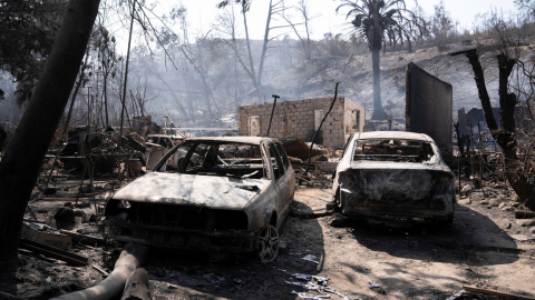 Autos calcinados afuera de la vivienda de una de las víctimas de los incendios forestales en la región de Valparaíso, Chile. 0 de febrero de 2024