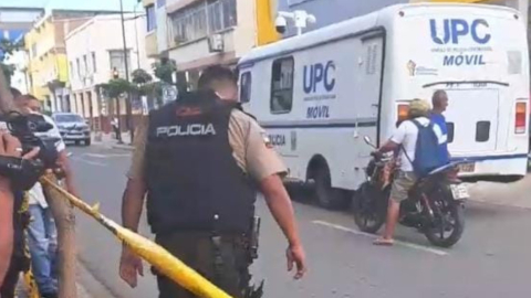 Un policía frente al lugar donde ocurrió el asesinato de un funcionario de la Gobernación de Manabí, en Portoviejo, el 6 de febrero de 2024.