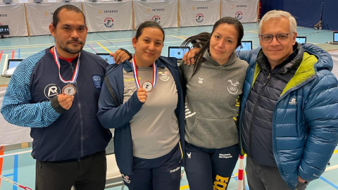 Los deportistas Yautung Cueva, Marina Pérez, Diana Durango y el entrenador de la selección de tiro deportivo Hugo Hernández, en el Intershoot The Netherlands 2024.