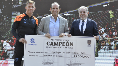 Ezequiel Piovi, Isaac Álvarez y Francisco Egas, durante un evento en el estadio Rodrigo Paz Delgado, el 7 de febrero de 2024.