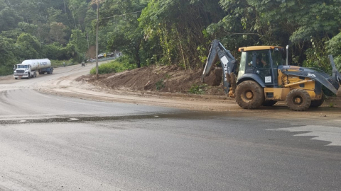 Maquinaria del Ministerio de Transporte en la vía Esmeraldas - Quinnidé, el 7 de febrero de 2024.