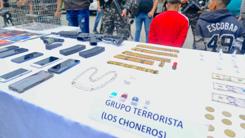 Imagen referencial de dos detenidos, miembros de Los Choneros, y evidencias decomisadas en Guayaquil, el 24 de enero de 2024.