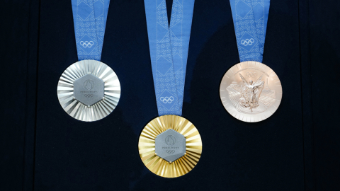 Esta fotografía tomada en París el 8 de febrero de 2024 muestra las medallas durante la presentación de las insignias olímpicas y paralímpicas de los Juegos Olímpicos de París 2024.