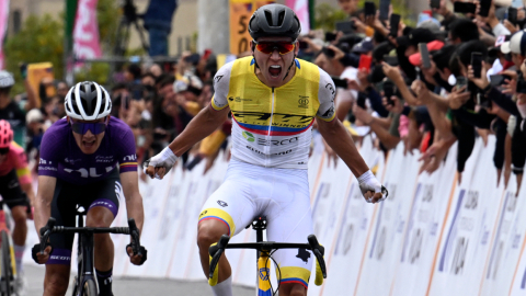 Alejandro Osorio, en la meta de la Etapa 3 del Tour Colombia, el 8 de febrero de 2024.