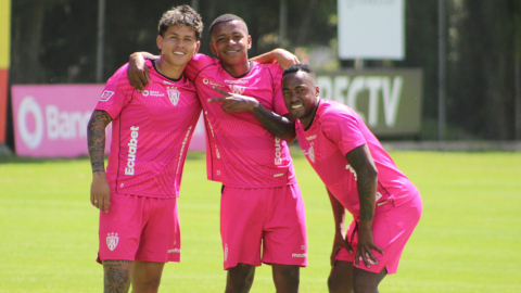 Jordy Alcívar, Keny Arroyo y Renato Ibarra en un entrenamiento con Independiente del Valle, 22 de enero de 2024.