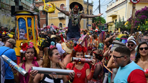 Los juerguistas participan en el desfile del grupo "bloco" del carnaval callejero 'Ceu a Terra' en el barrio de Santa Teresa en Río de Janeiro, Brasil, el 4 de febrero de 2024. 