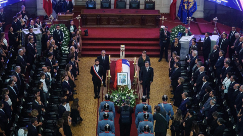 El funeral de Estado para Piñera culminó con la guardia de honor realizada por el presidente Gabriel Boric y los exmandatarios Michelle Bachelet y Eduardo Frei, además del presidente del Senado, Juan Antonio Coloma, el 9 de febrero de 2024. 