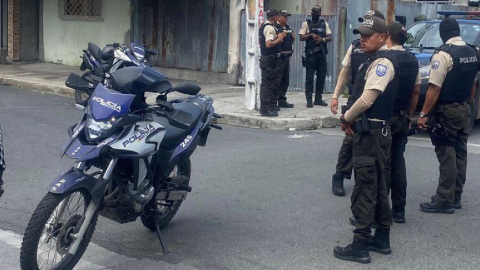 La Policía Nacional acordonó un barrio del Guasmos Sur, luego de que un delincuente fuera abatido. 