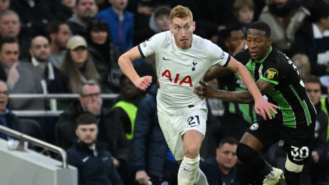 El defensor ecuatoriano de Brighton, Pervis Estupinan, disputa un balón con el centrocampista sueco de Tottenham Hotspur Dejan Kulusevski, el 10 de febrero de 2024.