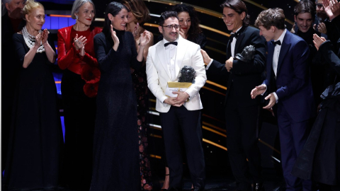 El realizador Juan Antonio Bayona acompañado por el equipo de 'La sociedad de la nieve' tras recibir el Goya a Mejor película.