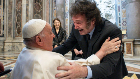 El papa Francisco y Javier Milei se abrazan en El Vaticano.