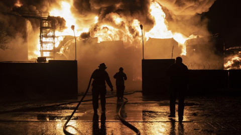 Incendio tras el ataque con drones rusos a un gasoducto en Kharkiv, Ucrania, este 11 de febrero de 2024.