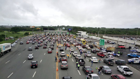 Gran afluencia vehicular se dio en el peaje de Chongón, por carros que salían desde Guayaquil por el feriado de carnaval, este 11 de febrero de 2024.