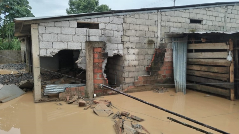 En Tenguel, parroquia rural de Guayaquil en Guayas, el desbordamiento de un río produjo estragos y dejó una decena de barrios inundados. 