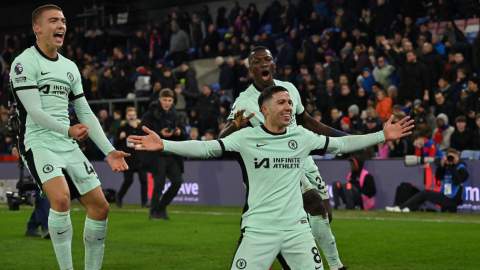 Enzo Fernández celebra con Moisés Caicedo después de anotar ante el Crystal Palace, el 12 de febrero de 2024.